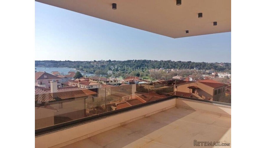 PREKRASNI PENTHOUSE S VELIKOM TERASOM I POGLEDOM NA MORE! GA - 3