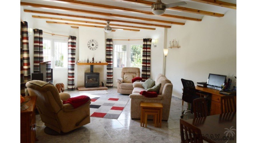 A charming detached villa located on a large flat plot.. - 5