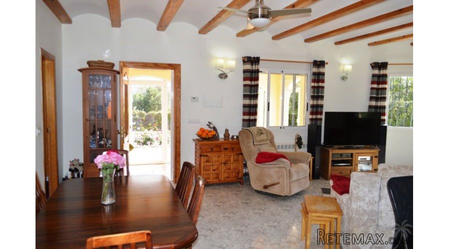 A charming detached villa located on a large flat plot.. - 6