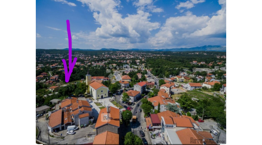 Mali teren u samom centru Viškova