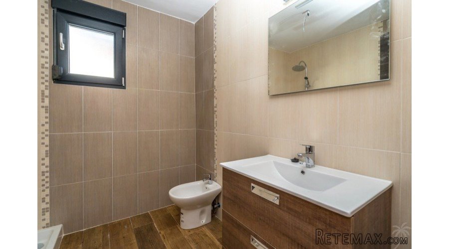 This excellent value property, completely renovated with a.. - 8