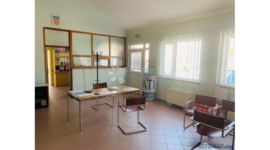 Poslovni prostor s uredskom zgradom i halom na Kastvu