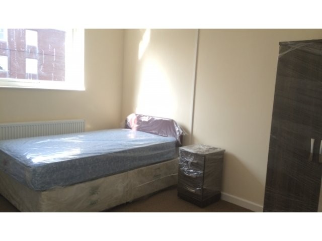 FULLY REFURBISHED DOUBLE ROOM TO LET -..