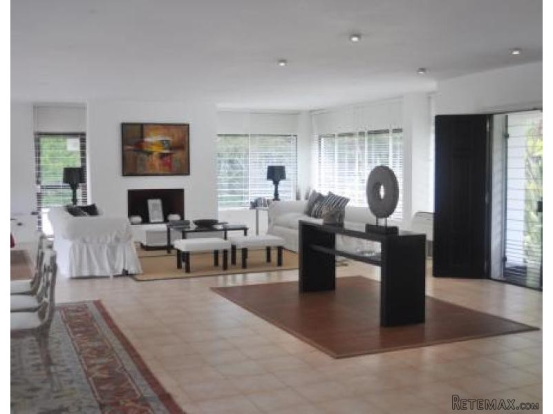 4 Bedroom House - For Rent - Golf - 2