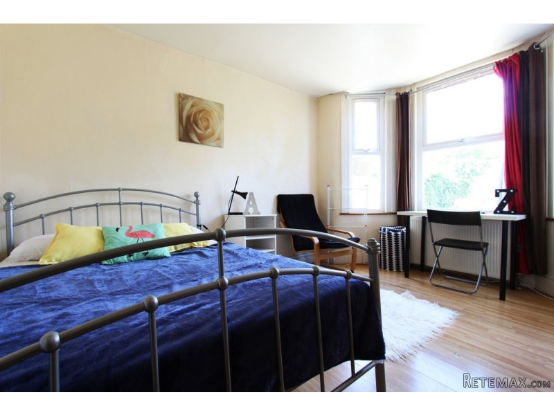 Single with double bed near Turnpike..