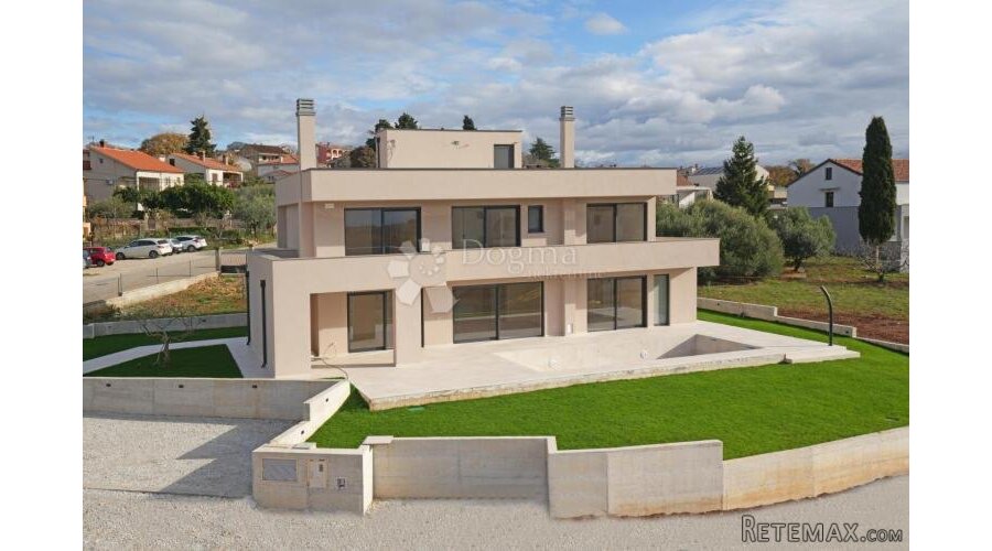 MODERNA VILA S BAZENOM U NASELJU NEDALEKO POREČA