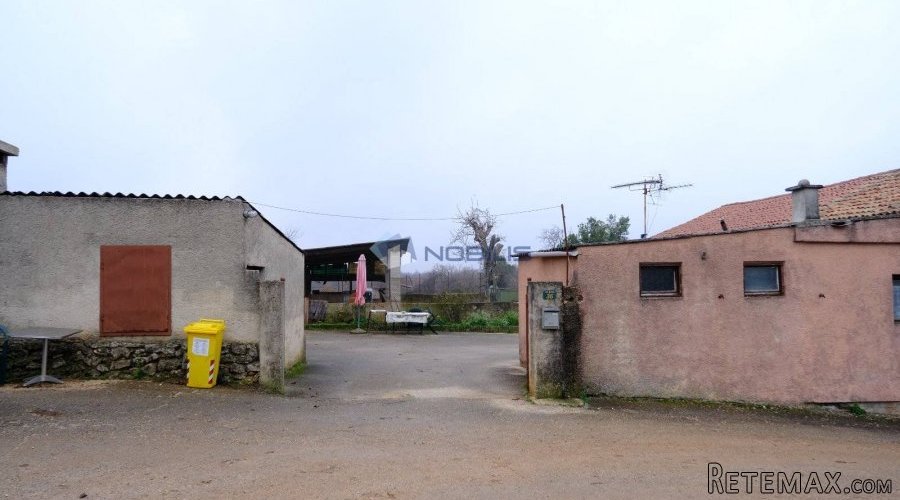 Istra, Bale, stara kamena kuća, dvorište - 12