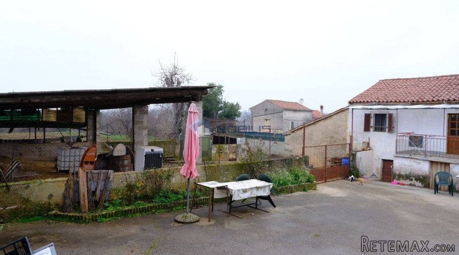 Istra, Bale, stara kamena kuća, dvorište - 13