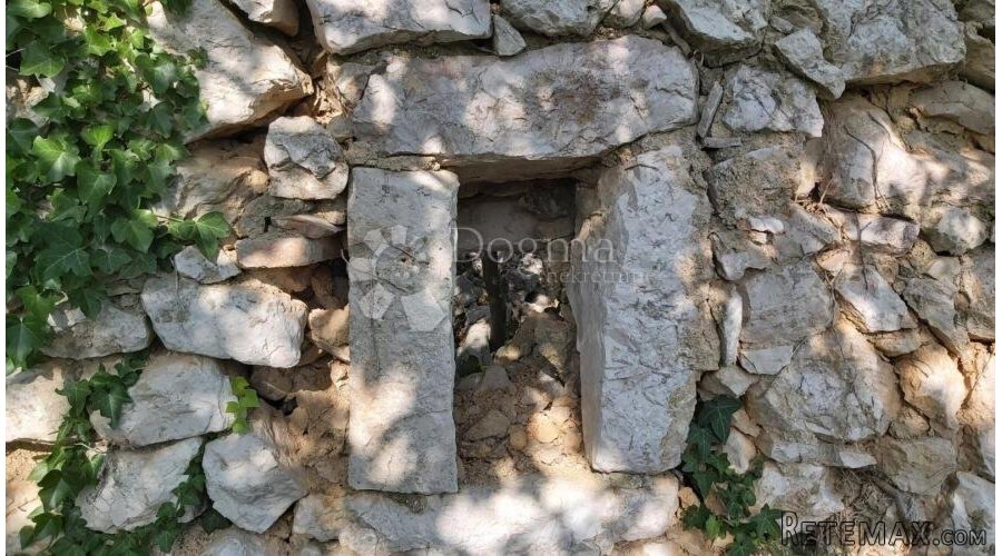 Zemljište sa tri ruševne kuće