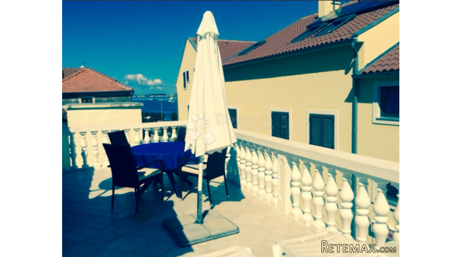 Kuća u Tisnom sa 3 apartmana, nekoliko metara od mora