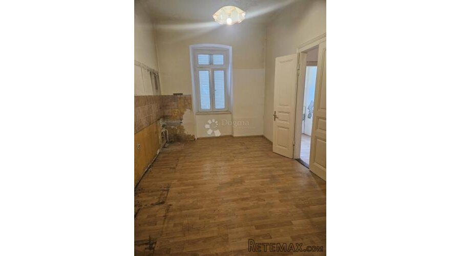 Stan za renovaciju prvi red do mora!