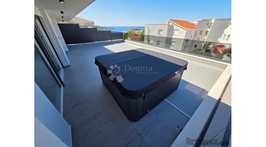 PRIMOŠTEN- EKSKLUZIVNI PENTHOUSE S PREDIVNIM POGLEDOM