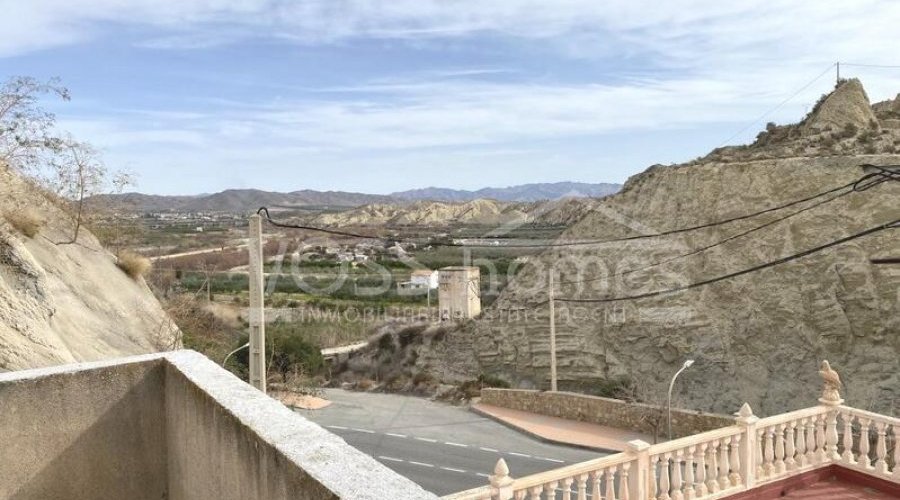 EXCLUSIVE FOR VOSS HOMES - A very interesting, 2 storey.. - 3