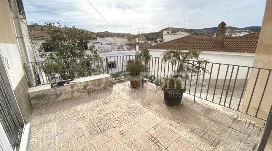 EXCLUSIVE FOR VOSS HOMES - A very interesting, 2 storey.. - 4