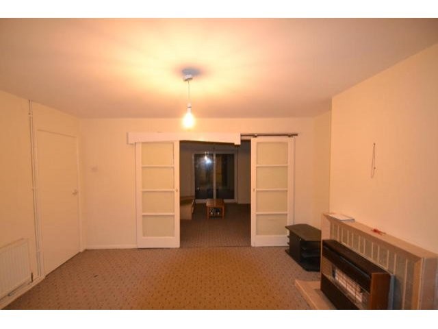 House - A 5 bedroom semi detached house.. - 2