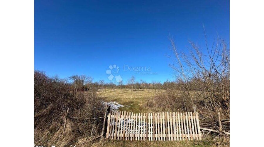 ZEMLJIŠTE NADOMAK PERUŠIČA U PRIRODI 11035M2 GRAĐEVINDKO !!