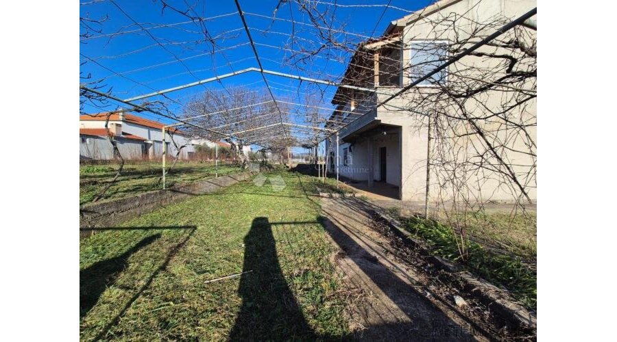 Kuća za adaptaciju u Sikovu – velika okućnica i odličan inve - 3