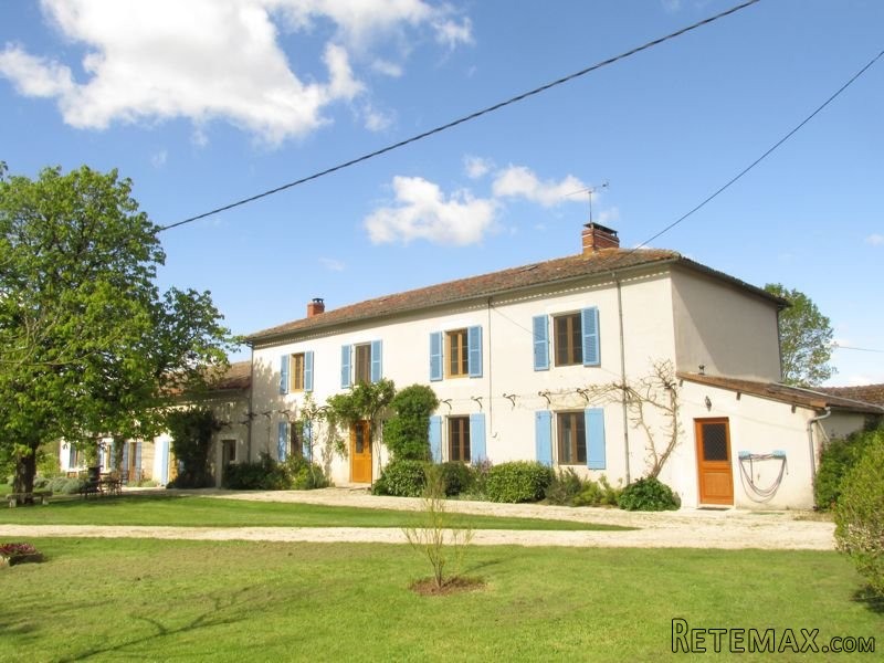 Beautifully Presented 6 Bed Charentaise..