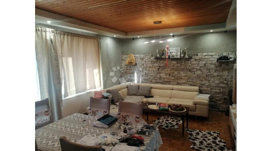 ČAVLE - velika kuća na lijepoj poziciji i pogledom na more