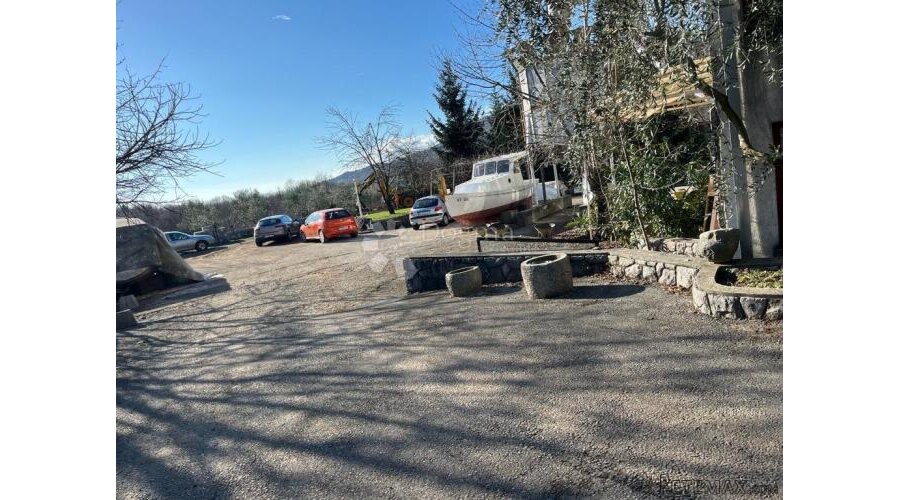 DVIJE HALE PO 250m2