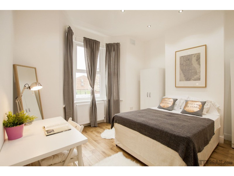 Single bed in a twin room near Clapham..