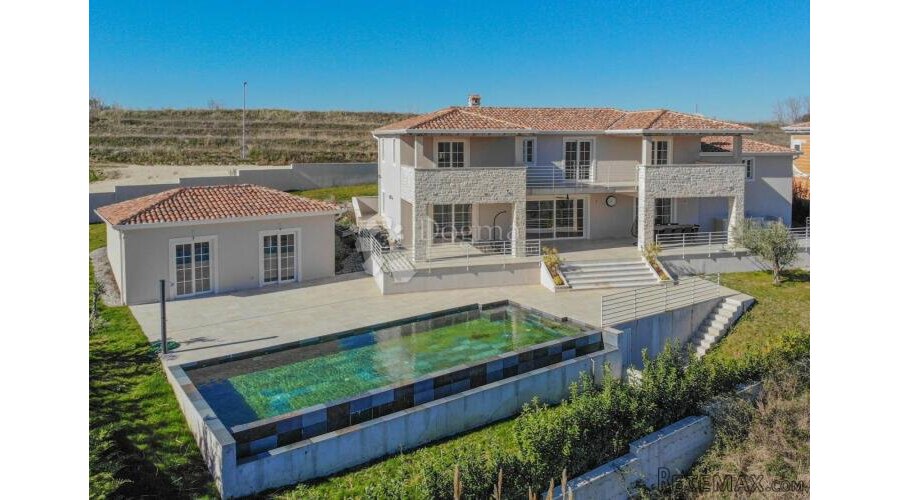 Prestižna vila u okolici Poreča s 4 spavaće sobe i bazenom