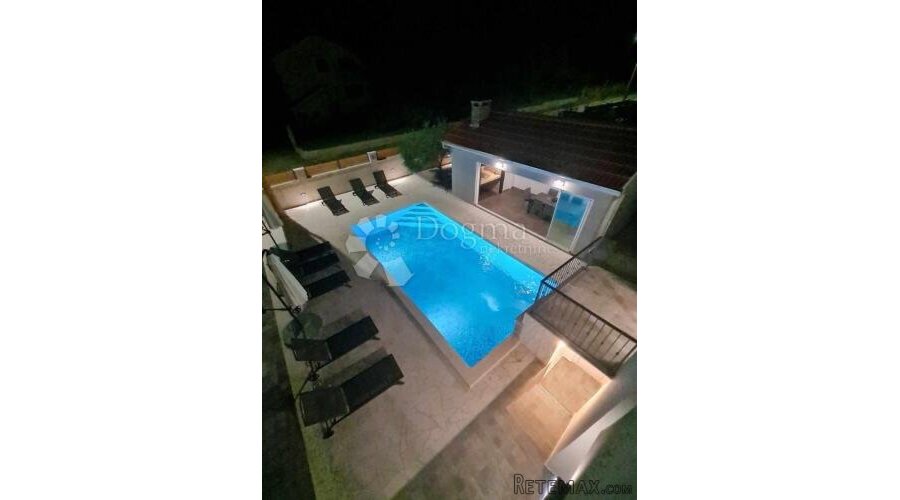 Prodaje se Vila u Polači+ teren od 450m2