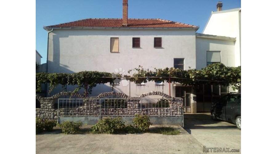 Biograd na Moru, kuća sa 3 stana