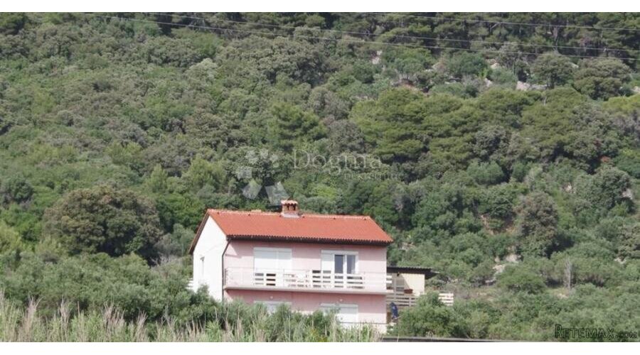 OTOK RAB KUĆA SA 5 APARTMANA - 2