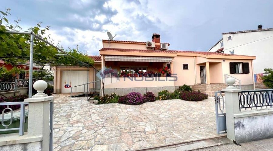 Zadar, Vidikovac, obiteljska kuća ukupne površine 395 m2