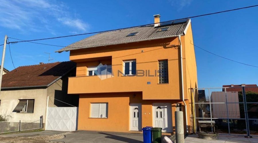 Petrinja, kuća 250m2, dvorište 424m2, 3 stana