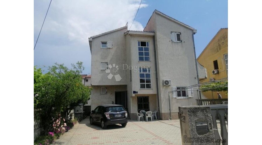 TRIBUNJ - kuća s 9 apartmana + građevinska parcela 418 m2