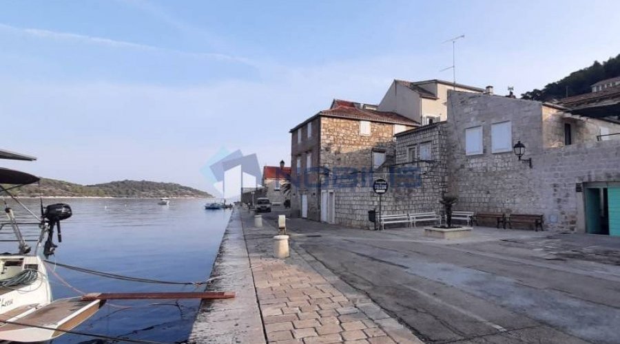 Vis, stara kamena kuća 237 m2, prvi red do mora