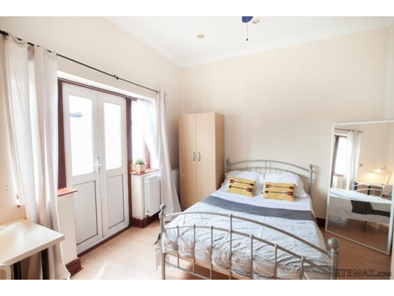 Single with double bed near Stratford..