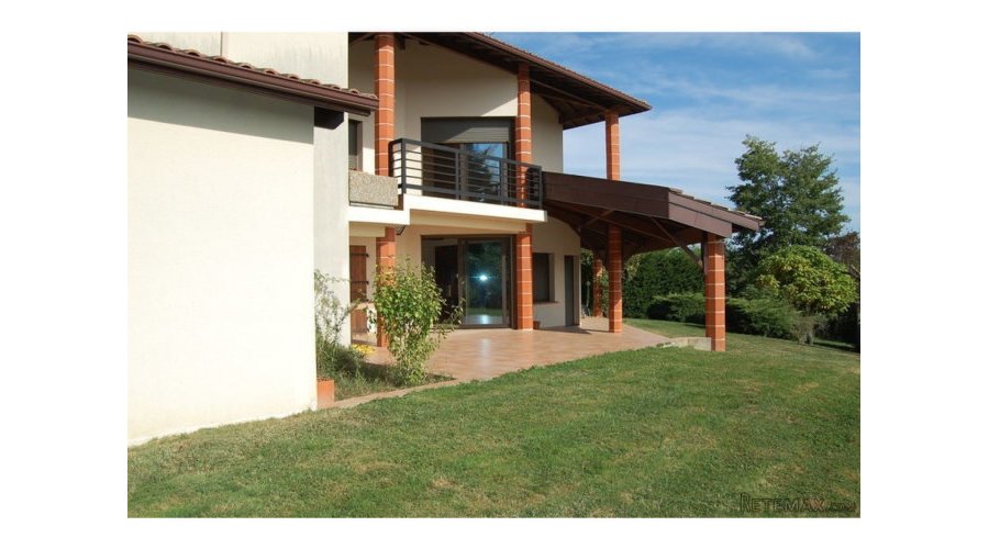 4 Bed Modern Villa With Pretty Garden..