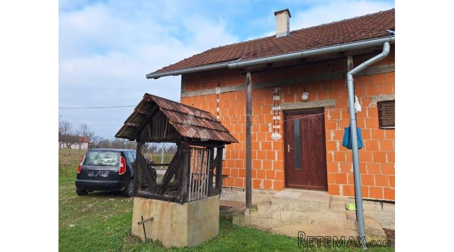 Novija kućica kraj rijeke i toplica