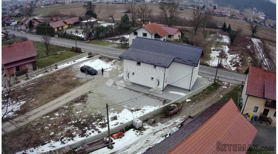 U popunosti renoviran stan sa okućnicom u Zlataru površine 9