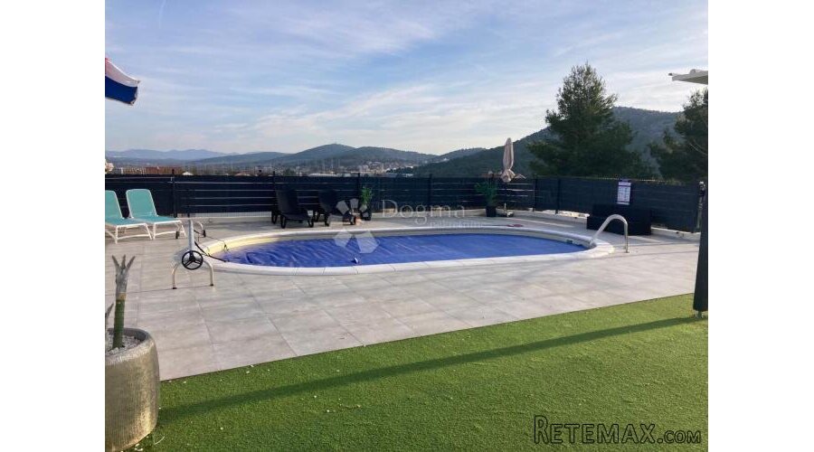 Građevinska parcela s bazenom i projektom - Šibenik, Bilice