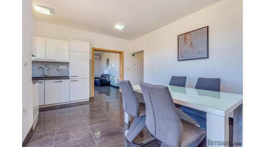 Predivan apartman u prizemlju sa pogledom na more