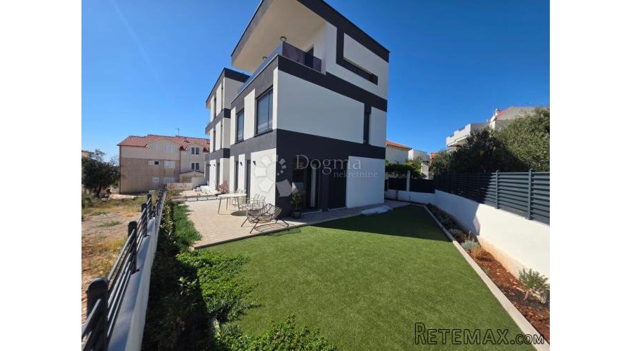 ROGOZNICA-PREDIVAN STAN 80M OD MORA