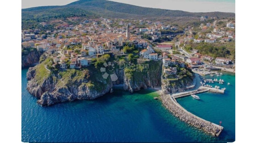 KUĆA SA OKUĆNICOM I POGLEDOM NA MORE