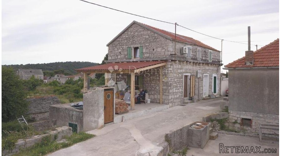 Renovirana kamena kuća u nizu s velikom terasom - Grohote,Šo - 2