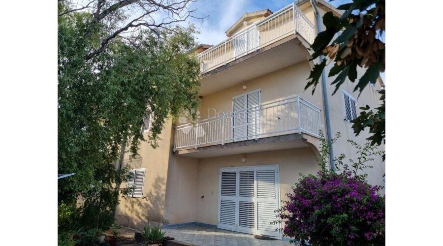 SRIMA, VODICE prekrasna apartmanska kuća