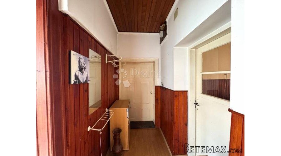 Mala kuća, veliko zemljište – 1.422 m² mogućnosti u Selniku - 2
