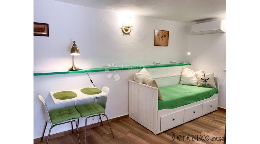 BAŠKA RENOVIRANA KAMENA KUĆA SA 2 APARTMANA