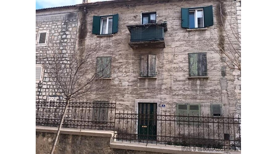Kuća za adaptaciju Kaštel Lukšić