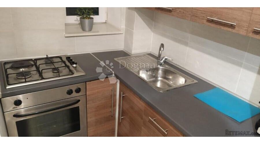 Kuća sa 3 apartmana - 40m od mora!
