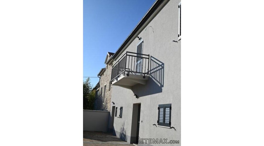 Nova kuća u Funtani sa 3 apartmana - 2