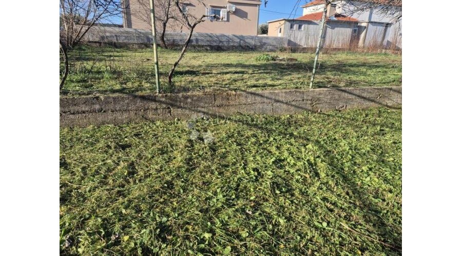 Kuća za adaptaciju u Sikovu – velika okućnica i odličan inve