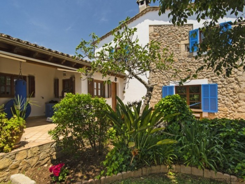 Charming Country Home With Guest House..
